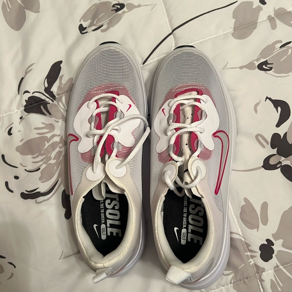 Women’s Nike spikeless golf shoes fit sole size 7.5